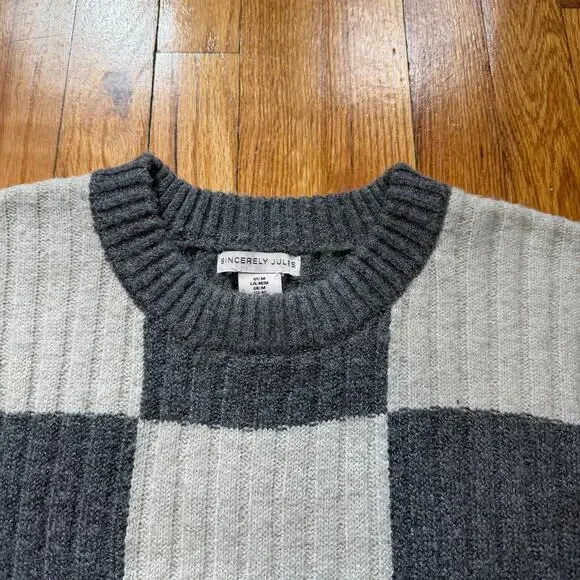 Sincerely Jules Gray and White Checkered Crew Neck Oversized Sweater Size Medium - Picture 2 of 4